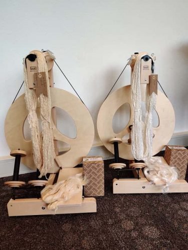 Spinnewielen met vezels en garen